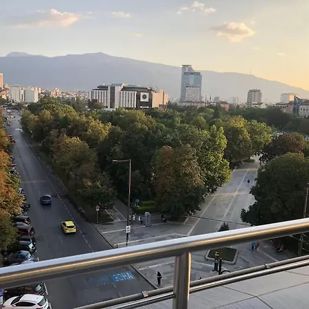 Апартамент Cosy In The Very Heart Of София